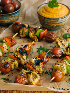 Una foto de Brochetas de pollo marinadas y salsa de cacahuete