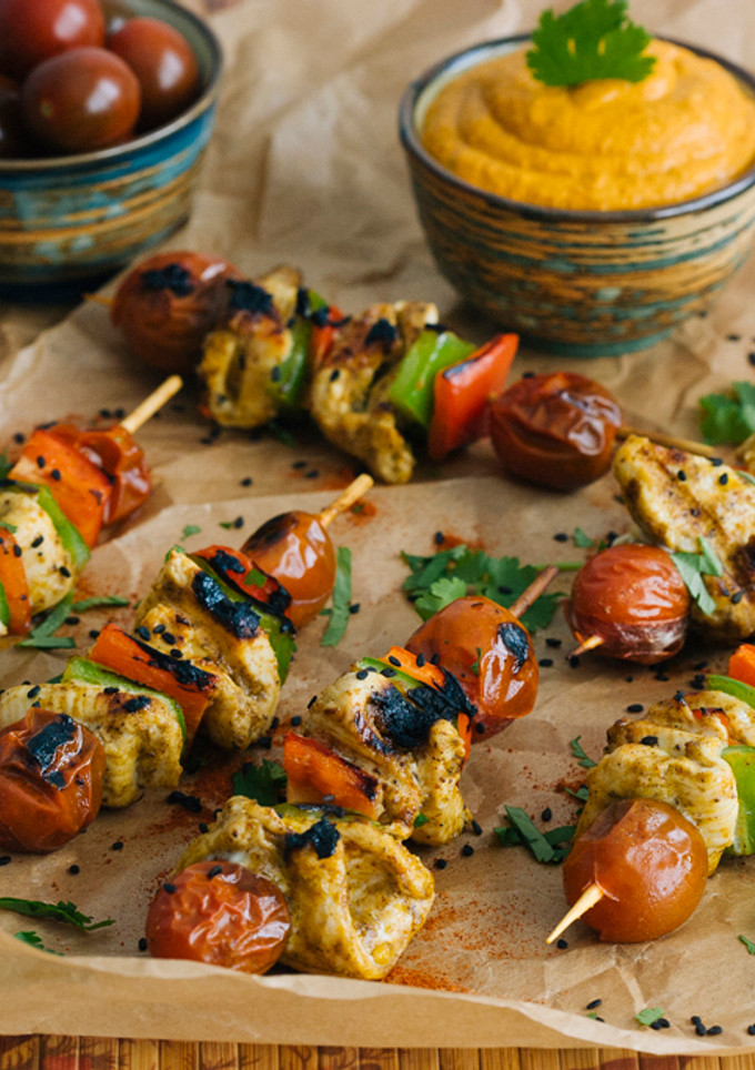 Una foto de Brochetas de pollo marinadas y salsa de cacahuete