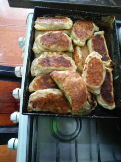 Una foto de Empanadas de jamón cocido y queso muzzarella 😋🍻🍭🍞