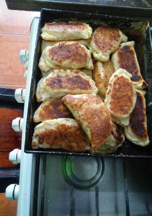 Una foto de Empanadas de jamón cocido y queso muzzarella 😋🍻🍭🍞