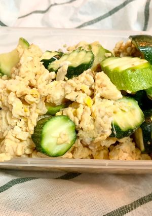 รูปของ ซูกินีผัดไข่ 🥒🍳 ปรุงน้อยเพื่อสุขภาพ