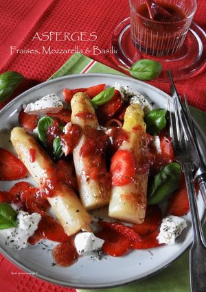 Une photo de Asperges aux fraises, mozzarella et basilic