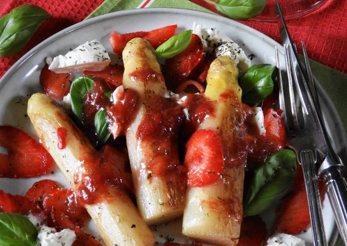 Asperges aux fraises, mozzarella et basilic