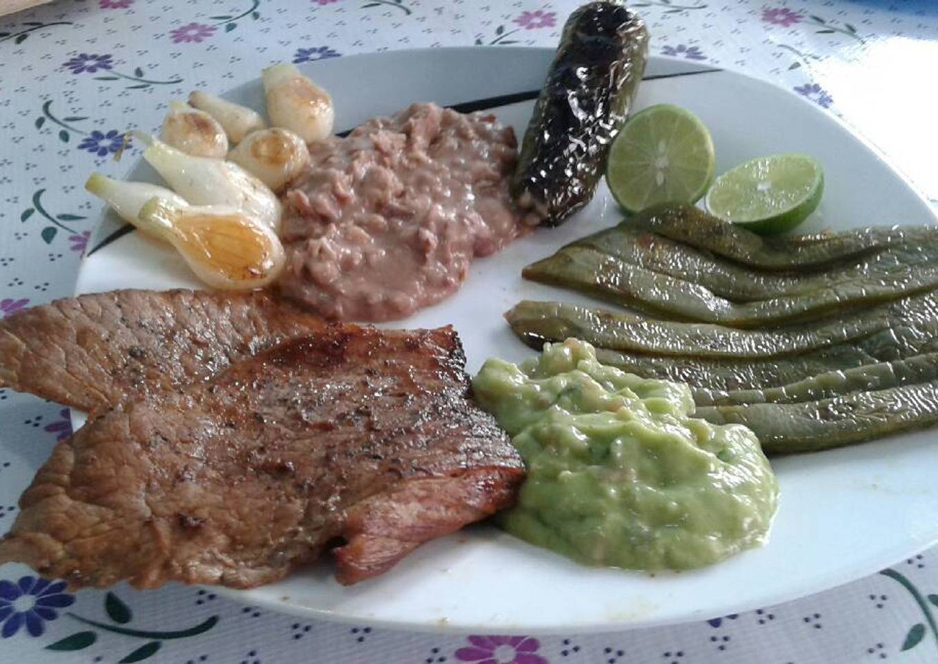 Carne asada a la BBQ con guarniciones "Estilo enojona"