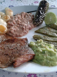 Una foto de Carne asada a la BBQ con guarniciones "Estilo enojona"