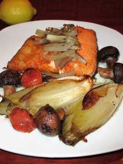 Una foto de Salmón con champis y endibias al horno