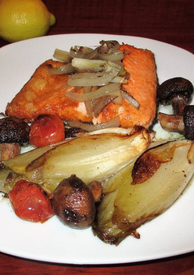 Una foto de Salmón con champis y endibias al horno