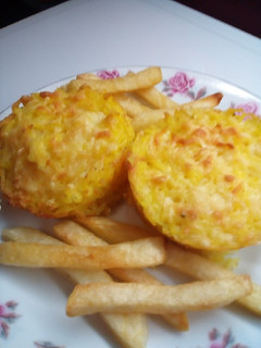 Una foto de Mini muffins de arroz on cúrcuma y queso