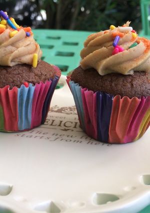 Una foto de Cupcakes de zapallo y chispas de chocolate con crema bon o bon