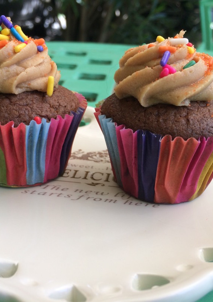 Una foto de Cupcakes de zapallo y chispas de chocolate con crema bon o bon