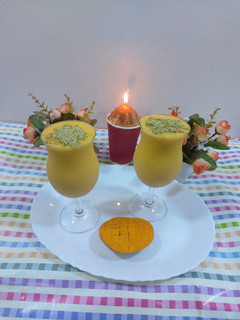 A picture of Mango and nuts shake.