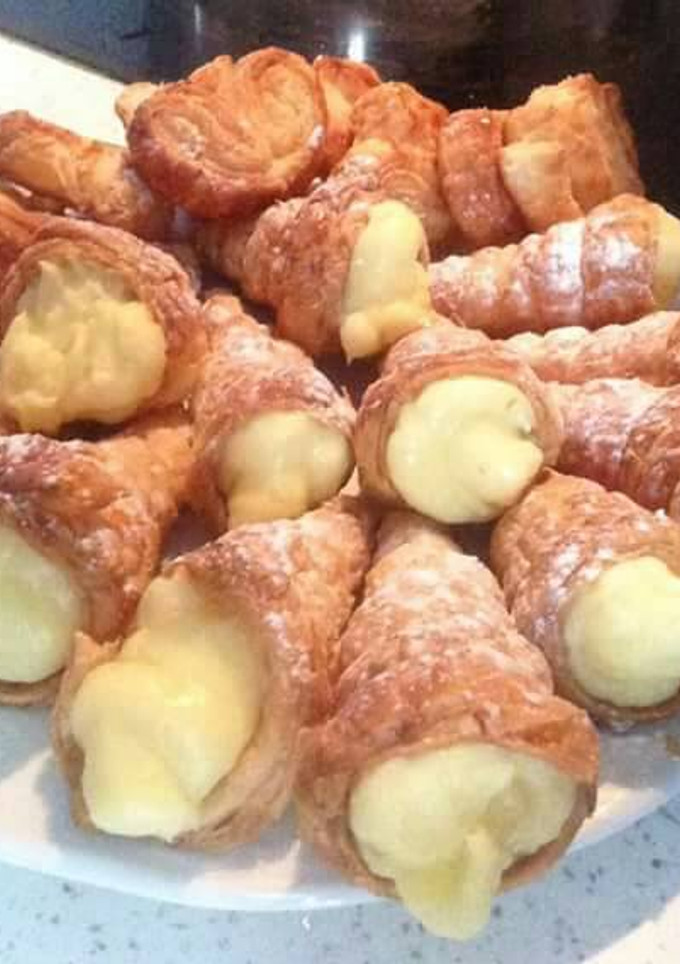 Una foto de Conos de hojaldre rellenos de crema😍😍