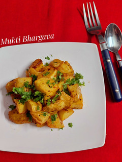 क्रिस्पी रोस्टेड पोटैटो इन एयर फ्रायर रेसिपी मुख्य फोटो