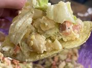 Una foto de ensalada de garbanzos con mayonesa