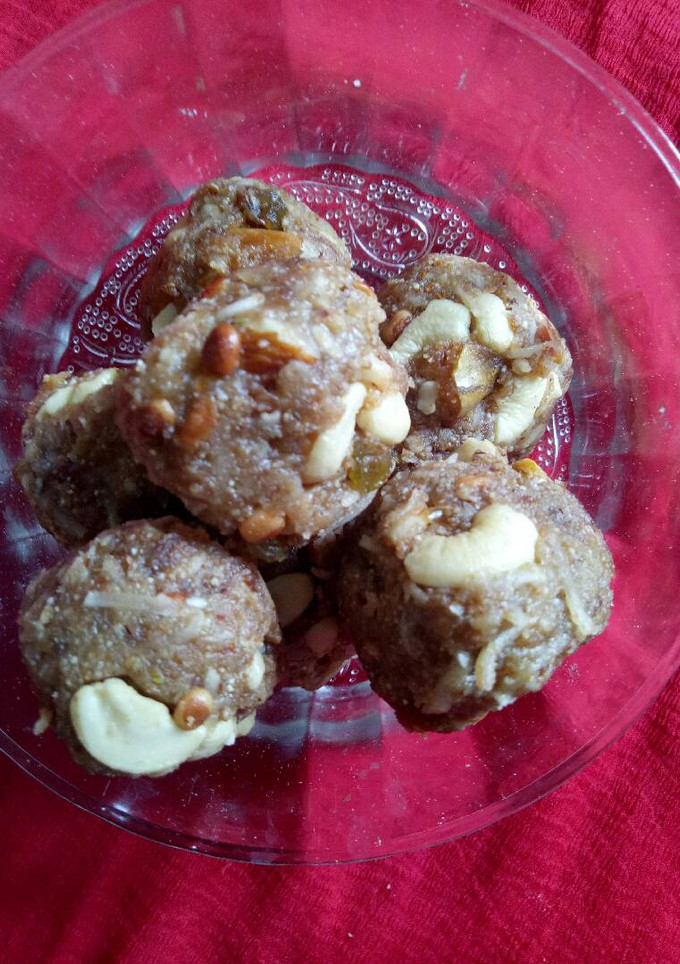 A picture of Dates laddu.