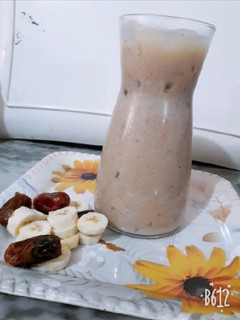 A picture of 🍌 Banana & date milkshake.