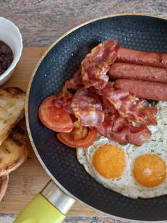 Una foto de Huevos para el desayuno 🍳🥓
