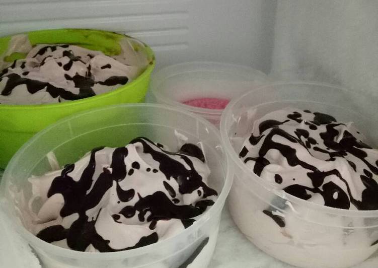 Langkah Mudah untuk Membuat Es krim coklat ekonomis (serba 1 saset) yang Bikin Ngiler