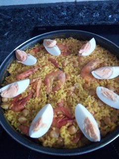 Una foto de Paella con gambas y garbanzos