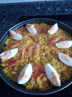 Una foto de Paella con gambas y garbanzos