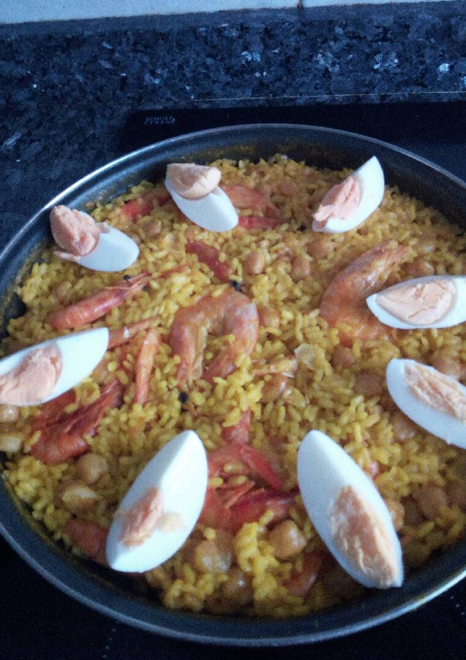 Una foto de Paella con gambas y garbanzos