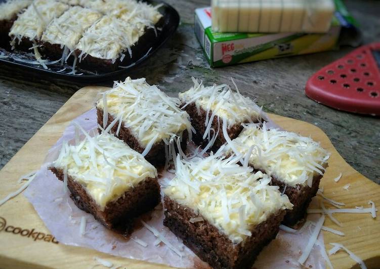 Langkah Mudah untuk Membuat Brownies ChocoDrink Topping Keju Anti Gagal
