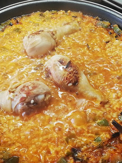 Una foto de Arroz en Paellera con Pollo