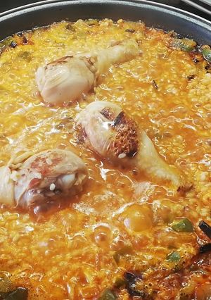 Una foto de Arroz en Paellera con Pollo