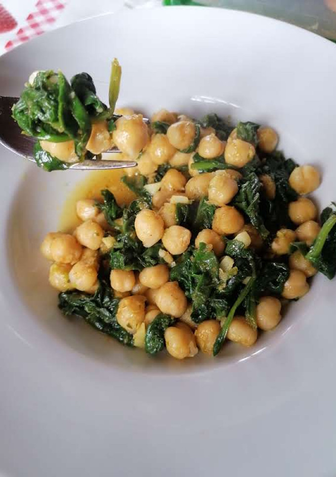Una foto de Garbanzos con espinacas al curry