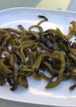 Une photo de Poivrons verts grillés aux épices marocaines