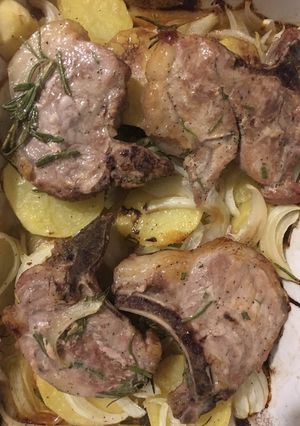 Una foto de Chuletas de cerdo con papas y romero al horno