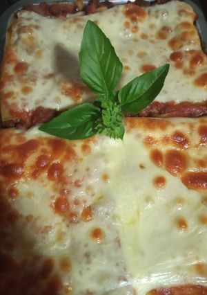 Una foto de Lasaña con albahaca