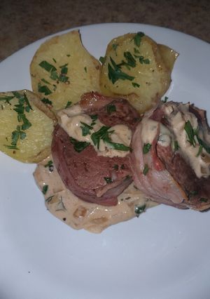 Una foto de Lomo envuelto en panceta y salsa de hongos🤯