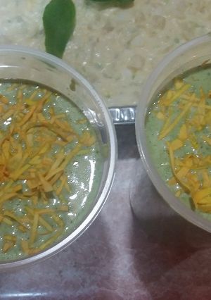 Una foto de Crema de brócoli con pétalos de rosas