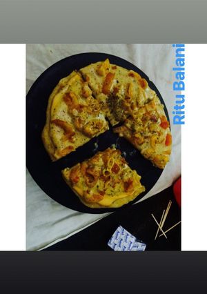 बिना यीस्ट के क्रीमी पास्ता पिज़्ज़ा (Bina yeast ke creamy pasta pizza recipe in Hindi) रेसिपी मुख्य फोटो