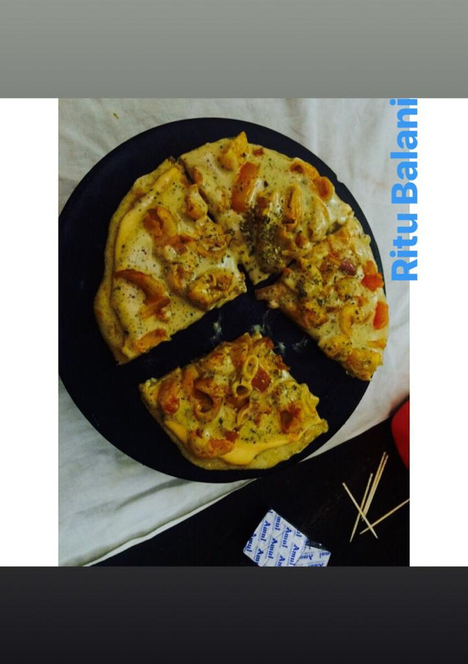 बिना यीस्ट के क्रीमी पास्ता पिज़्ज़ा (Bina yeast ke creamy pasta pizza recipe in Hindi) रेसिपी मुख्य फोटो