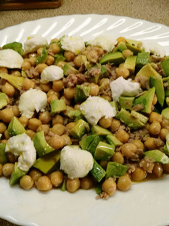 Una foto de Ensalada de garbanzos,aguacate y mozzarela