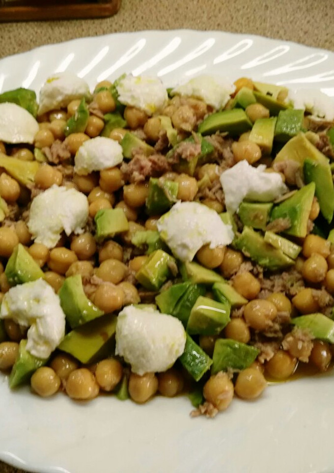 Una foto de Ensalada de garbanzos,aguacate y mozzarela