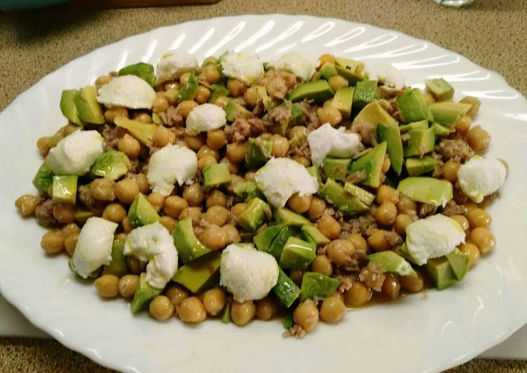 Ensalada de garbanzos,aguacate y mozzarela