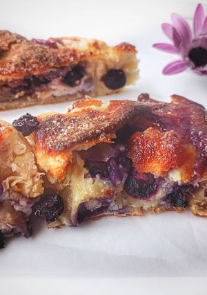 Φωτογραφία της συνταγής Μια διαφορετική γλυκιά πίτα με μύρτιλα, μαρμελάδα φράουλα, κομμάτια λευκής σοκολάτας και ανθότυρο