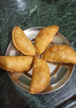 ड्राई फ्रूट की गुजिया (dry fruits ki gujiya recipe in Hindi) रेसिपी मुख्य फोटो