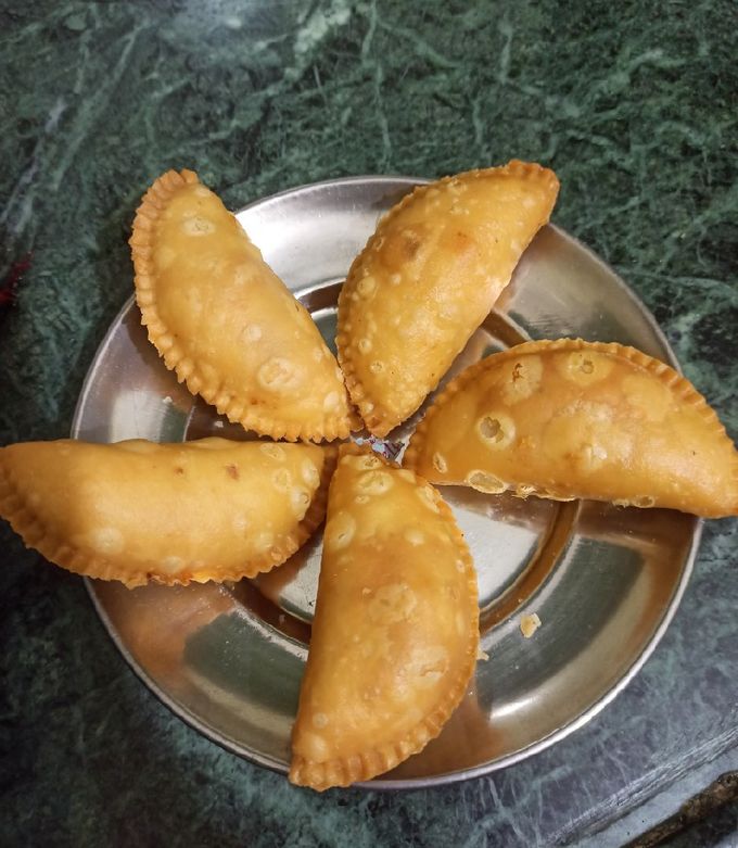 ड्राई फ्रूट की गुजिया (dry fruits ki gujiya recipe in Hindi) रेसिपी मुख्य फोटो