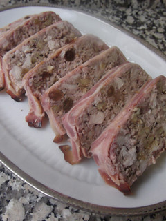 Una foto de Terrina de pollo y cerdo con pasas y nueces