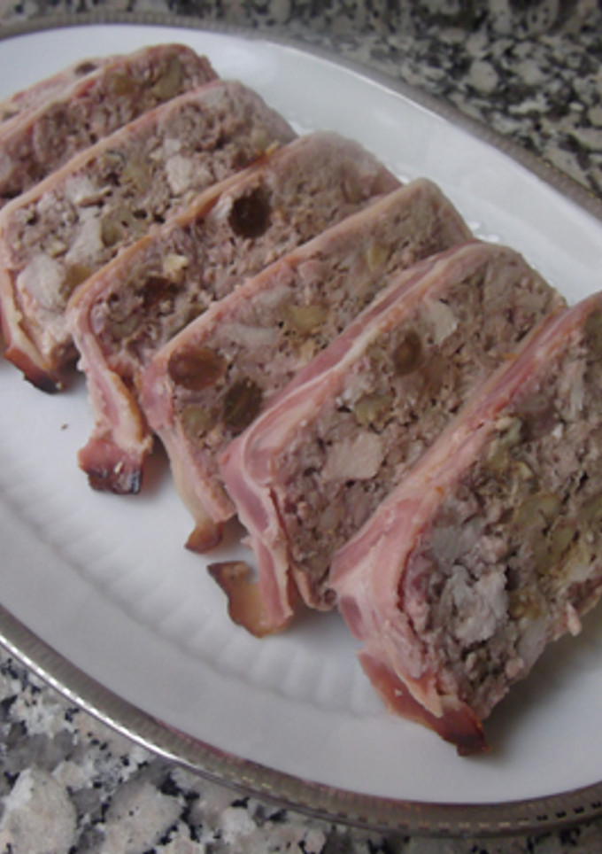 Una foto de Terrina de pollo y cerdo con pasas y nueces