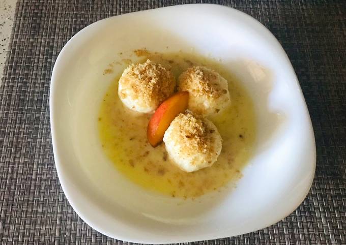 Ленивые вареники с творогом и соусом с белого шоколада