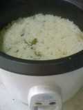 Arroz blanco en olla arrocera