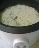 Arroz blanco en olla arrocera