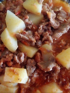 Una foto de Bistec y longaniza a la Mexicana con papas ❣🇲🇽❣🍴
