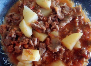Una foto de Bistec y longaniza a la Mexicana con papas ❣🇲🇽❣🍴