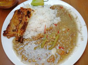 Una foto de Lentejas, Arroz & Chuleta de Res